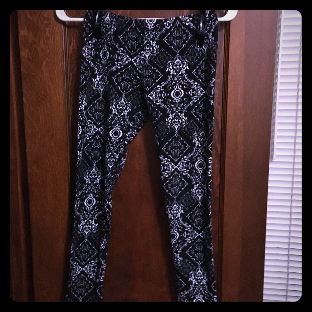 Black and white lace leggings